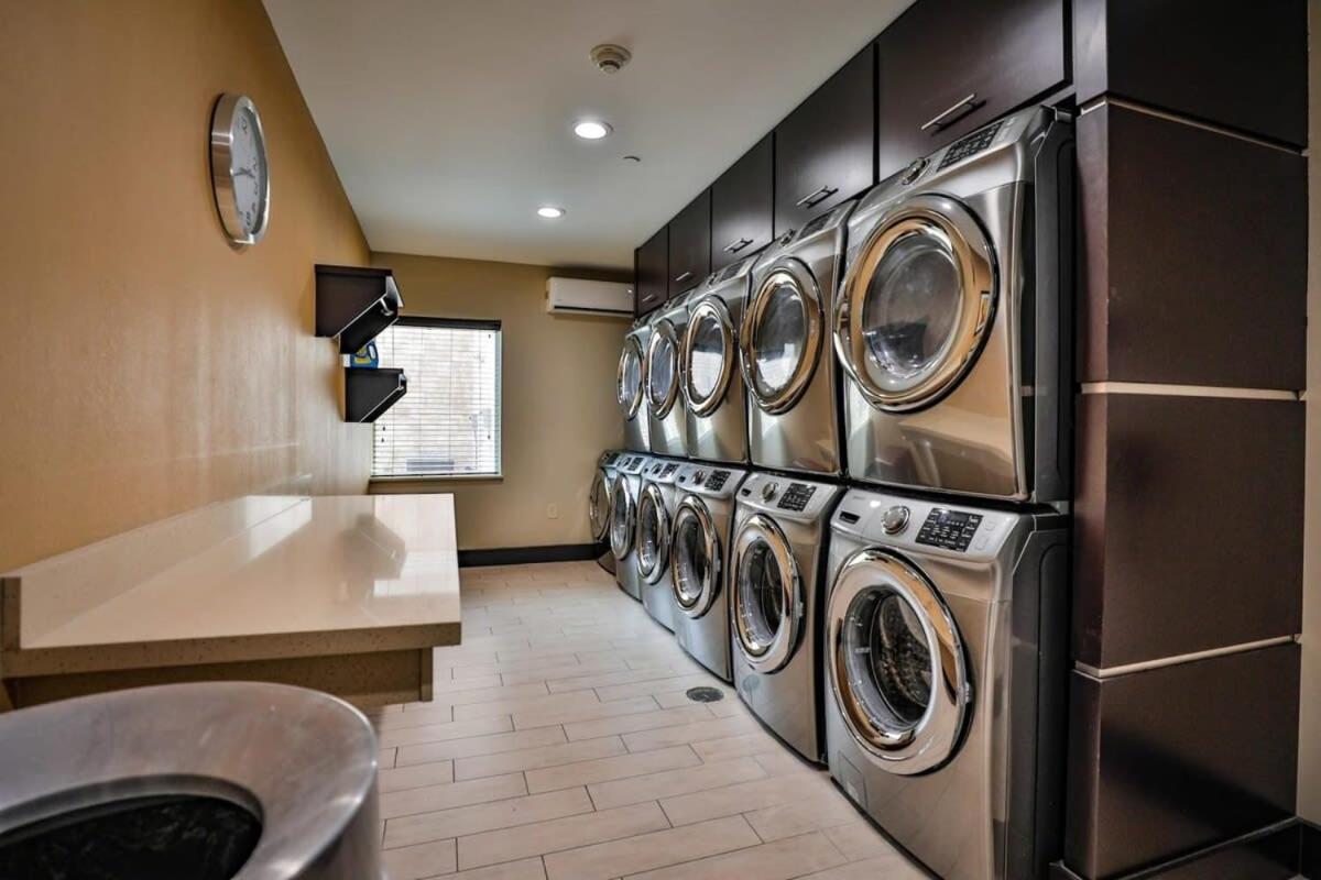 Free Parking Free Wifi With Kitchen Washer Dryer Relux Studio Group 2 Leilighet Houston Eksteriør bilde